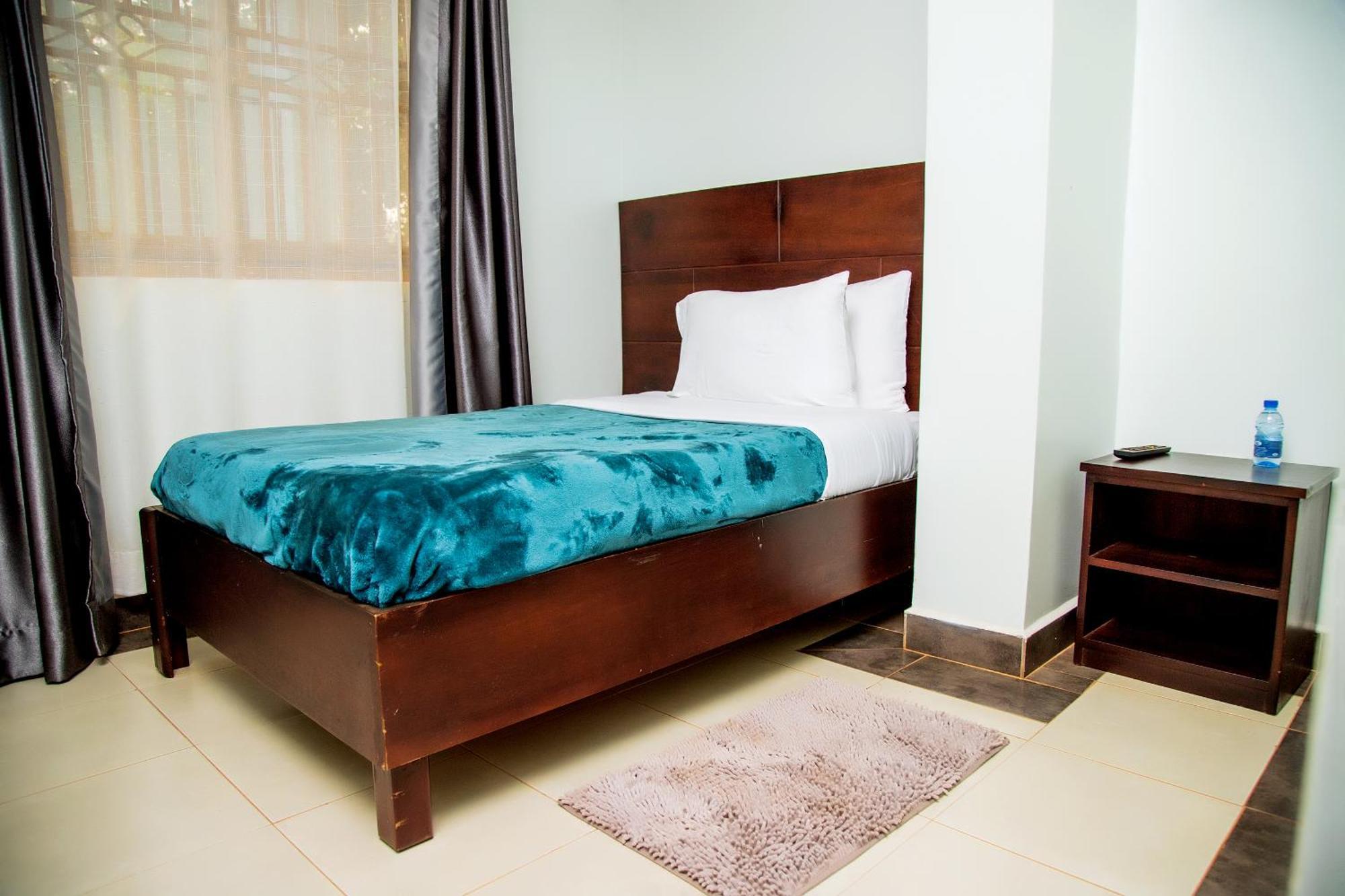 Blue Berries Hotel Энтеббе Экстерьер фото