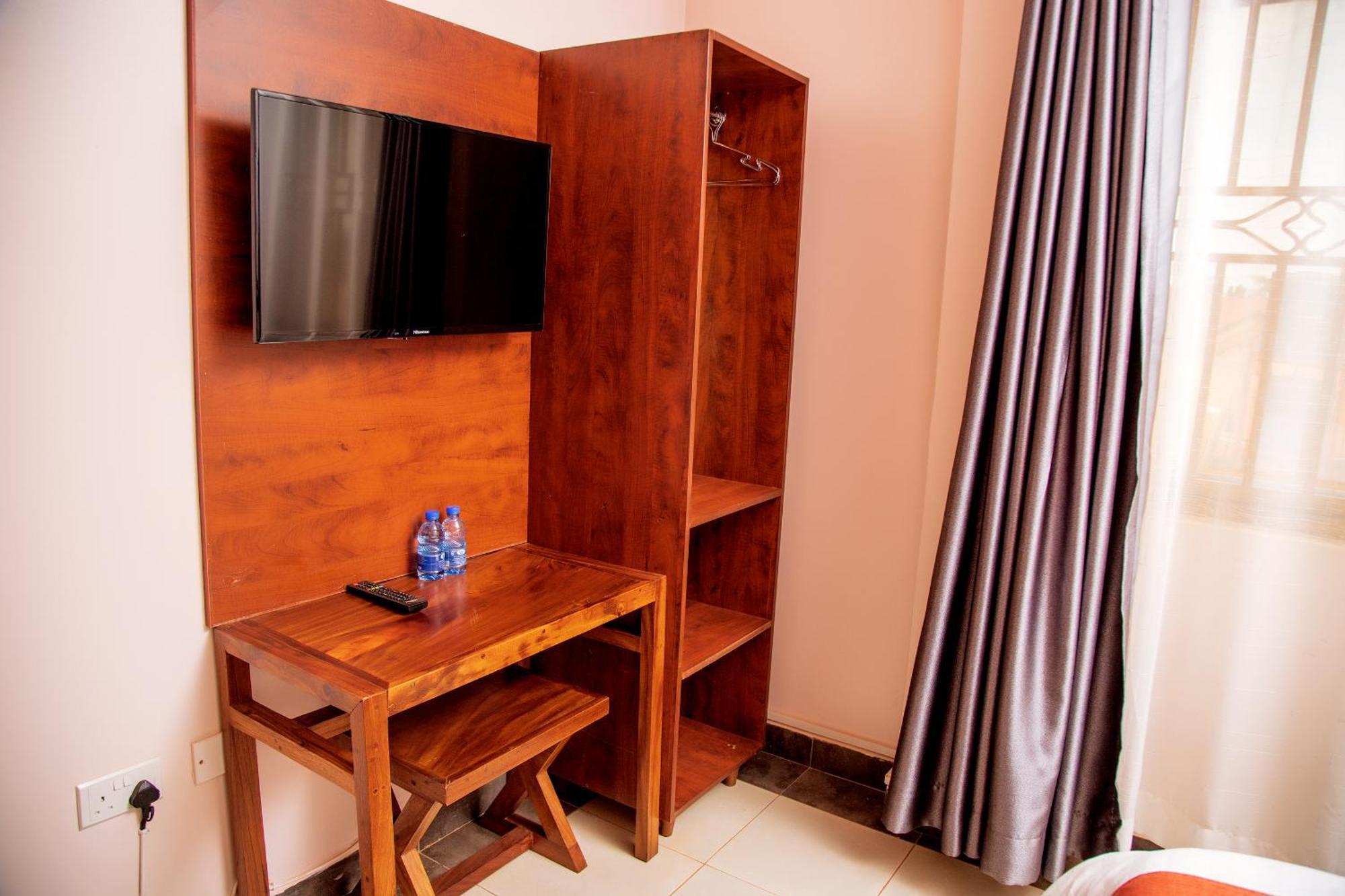 Blue Berries Hotel Энтеббе Экстерьер фото