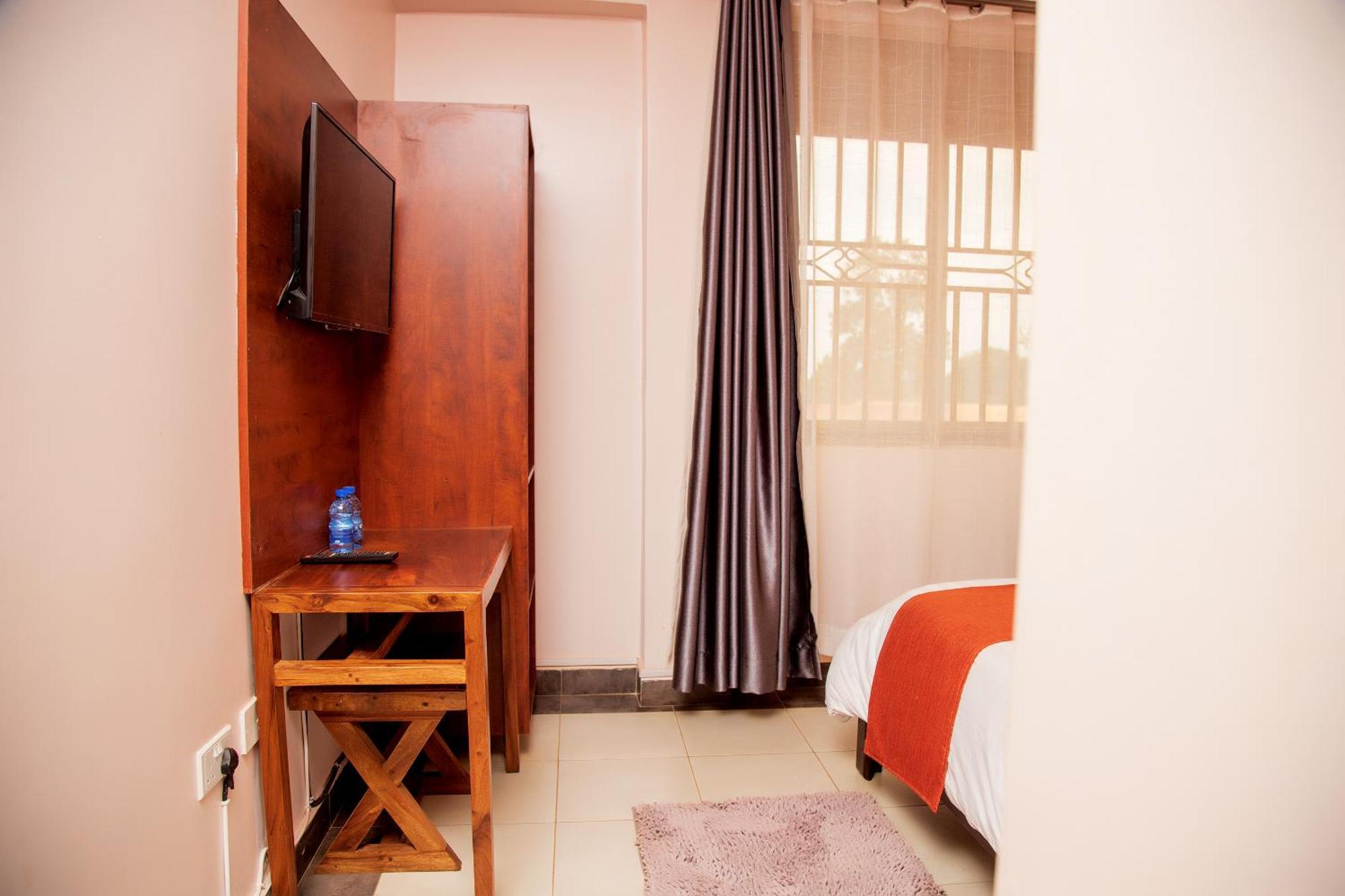 Blue Berries Hotel Энтеббе Экстерьер фото